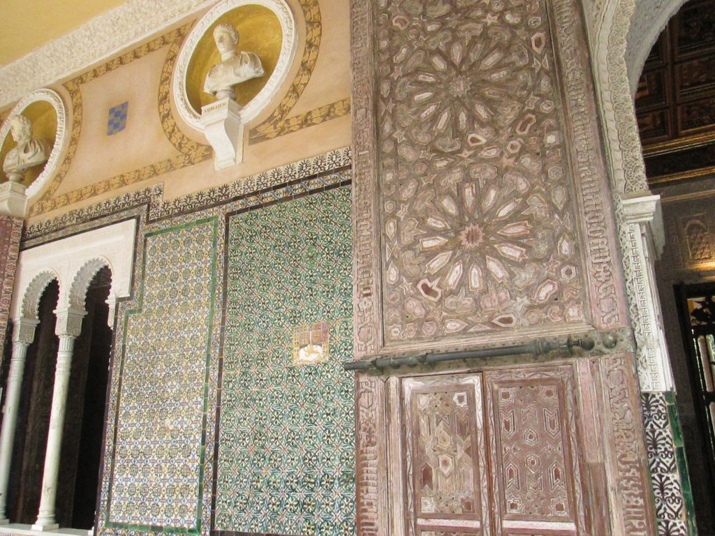 Puertas, bustos de emperadores y alicatado/Door, Emperors busts and tiled walls