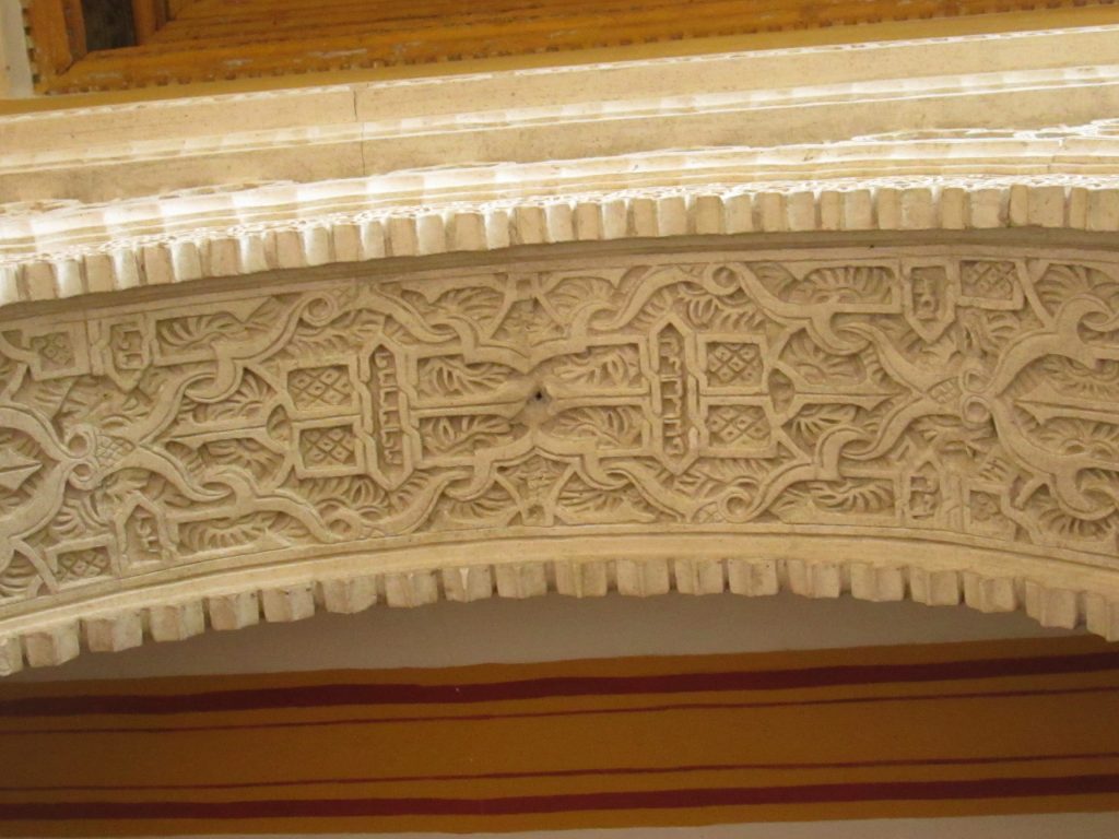 Intradós de uno de los arcos/Inner part of one of the arches